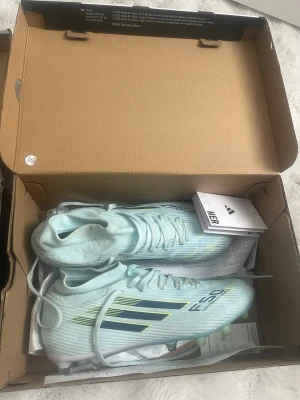 F50 SPARKFUSION LEAGUE FG - Är i väldigt gott skick, spelade fotboll med dem en gång och upptäckte att det var damskor vilket inte passade för mig som en person med breda fötter. Funkar alldeles perfekt för båda kön men personligen skulle jag inte rekommendera för män med breda fötter