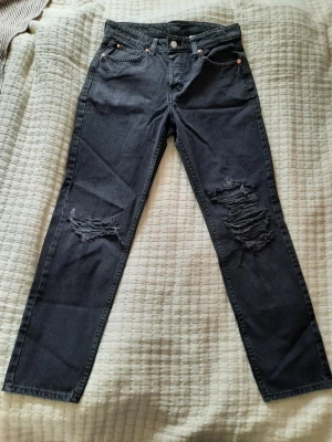 Lågmidjade svarta jeans med hål - Lågmidjade svarta jeans med hål från H&M. De är storlek 36/S. Endast använda någon enstaka gång. Skriv för exakta mått ☀️