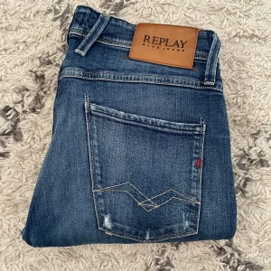 Replay Anbass jeans - Säljer dessa Replay jeans i modellen Anbass! | Skick 8/10 | Nypris +1800kr, säljer endast för 699kr | Hör av dig vid frågor! Litet hål som ej syns 