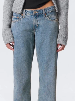 Weekday low waist jeans - Säljer de slutsålda low waist jeansen från Weekday. I storlek W 26 L 32, brukar ha storlek 34-36 i jeans och är 167 cm🌟🫶I mycket bra skick!