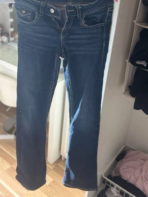 Jeans  - Jeans från Gina tricot utsvänga ner mot fötterna storlek 164
