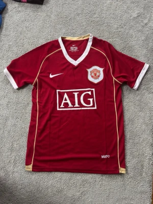 Manchester United matchtröja röd Nike - Säljer en klassisk röd Manchester United matchtröja vintage retro. Hör av er vid frågor. Nyskick