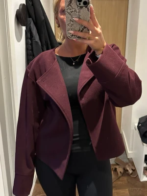 Vinröd kappa - Croppad supersnygg vinröd kappa i ullblandning, perfekt till alla årstider! 