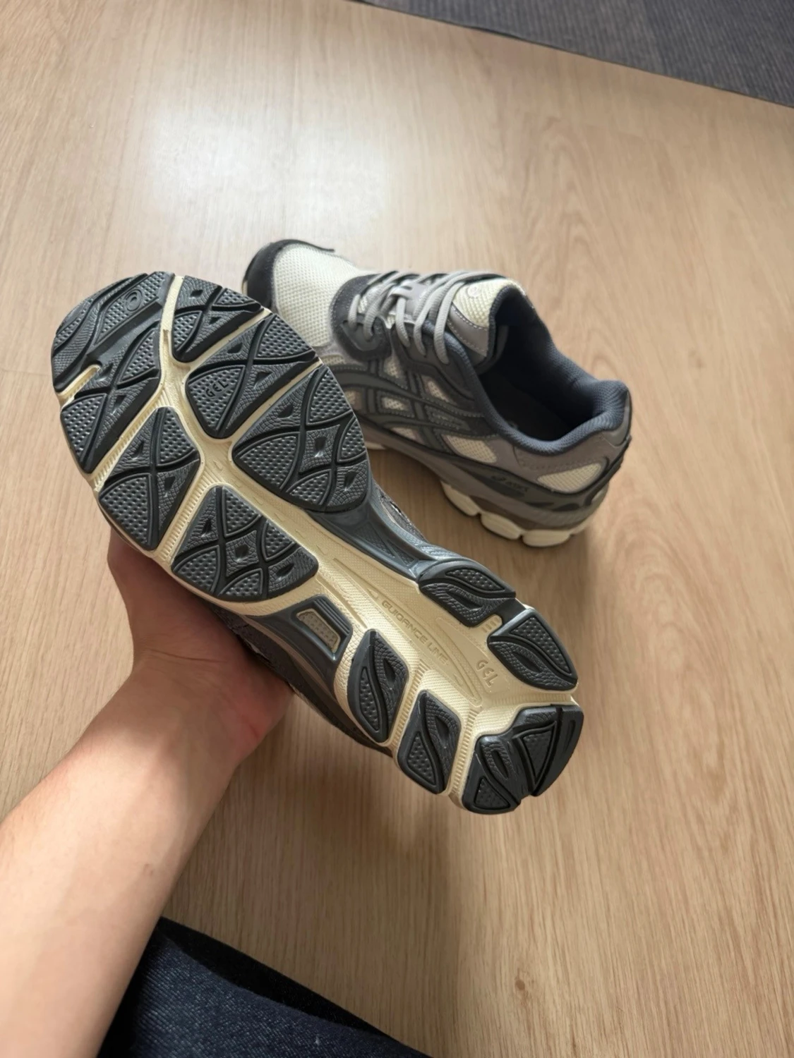 Gråvita Asics sneakers - 3
