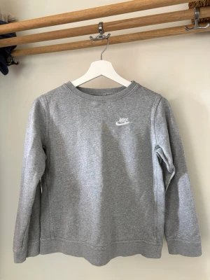 Sweatshirt - Jättefin grå sweatshirt från Nike i storlek 146/152. 