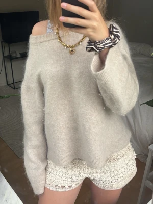 Beige virkade spets-shorts - Säljer ett par beiga spets shorts, dem är ifrån Ralph Lauren, det står att dem är i storlek 28. Shortsen är väldigt fina och går att styla med mycket, köpte dem i Spanien och har inte använt dem så mycket🥰❤️