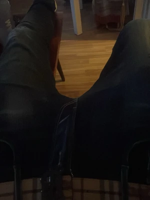 Mörkblå replay jeans med slitningar - Säljer ett par mörkblå replay jeans med diskreta slitningar på låret. Klassisk rak passform och tillverkade i denim. Perfekta för dig som gillar en avslappnad och trendig stil.