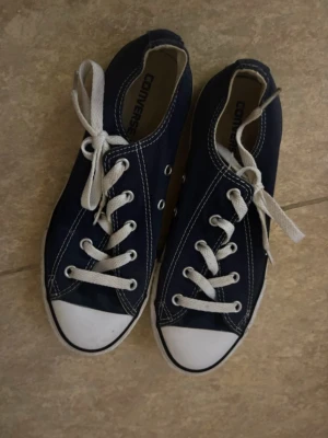 Låga converse skor - Concerse skor i storlek 35, pris går att diskuteras!