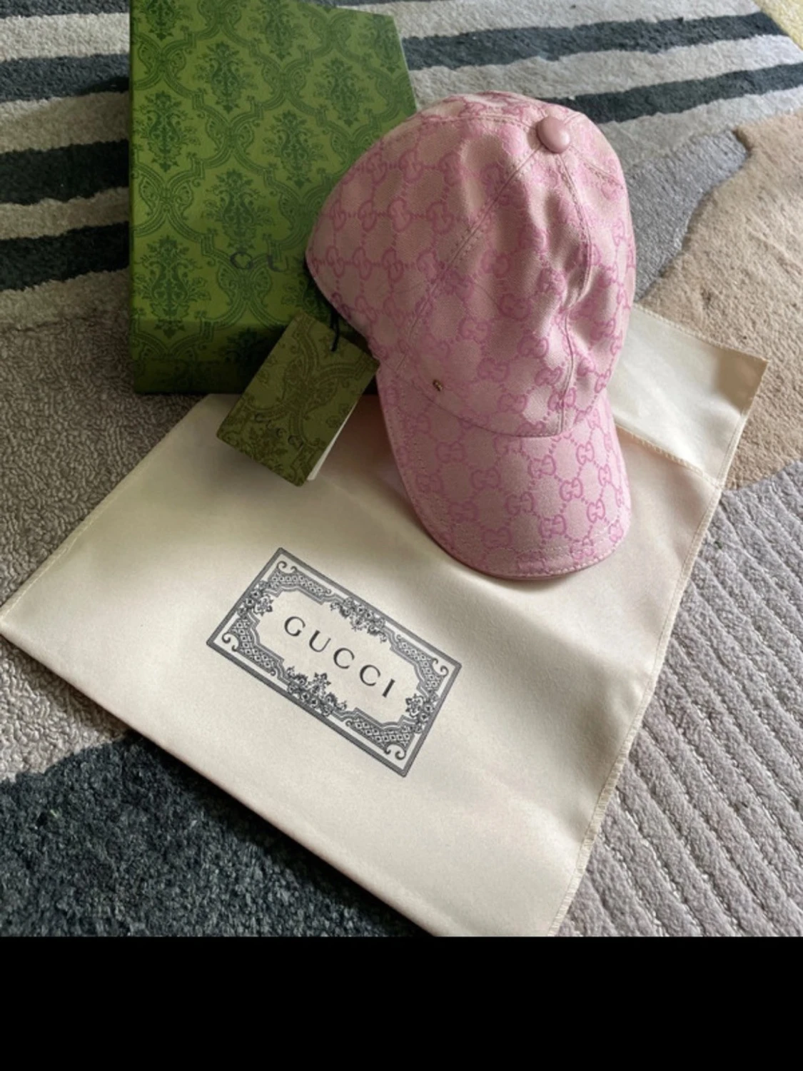 Rosa keps från Gucci med påse och låda