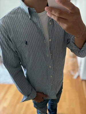 Randig skjorta från Ralph Lauren - Bra skick, storlek s men passar som m | skriv vid funderingar! 