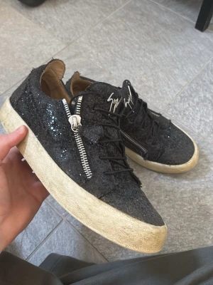 Giuseppe Zanotti skor - Hej säljer nu ett par glittriga Giuseppe zanotti skor! Dom är sparsamt använda och har mycket kvar att ge, behövs en liten tvätt så är dom tillbaka! Priset är ej hugget i sten kom med bud!