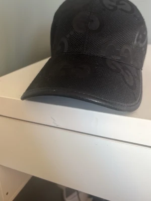 Svart guc*i keps - Svart guc*i keps perfekt till sommaren, när man har den de kommer bli bangerrrr