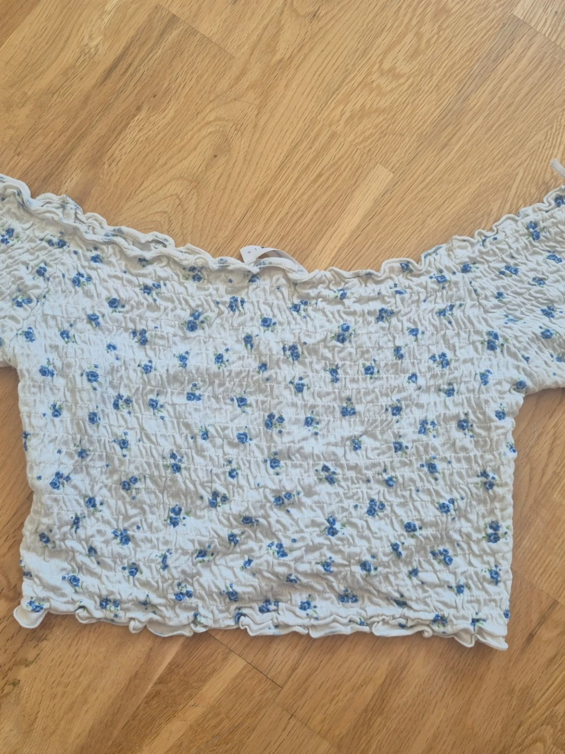 Offshoulder blommig topp i vitt och blått - 1