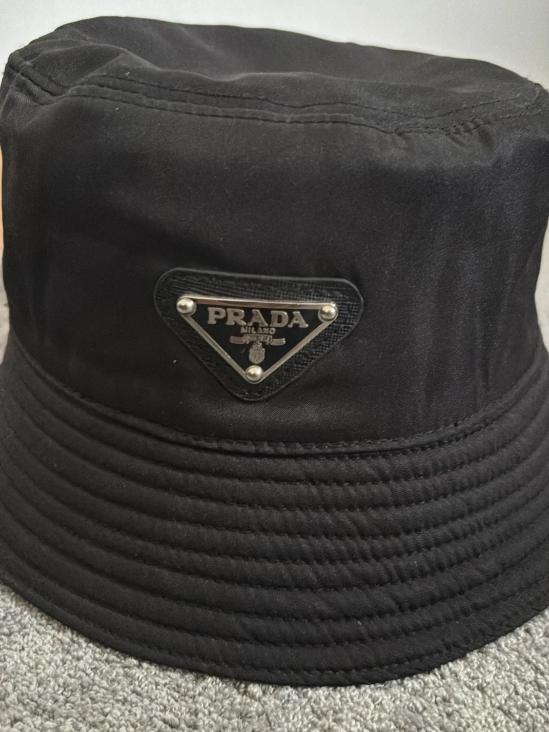 Svart bucket hat från Prada