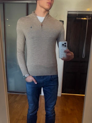 Beige/brun half/quarter zip morris - Inga tecken på användning. Han på bilden är 183cm. 100% merino wool. Hör av dig vid övriga frågor ⭐️