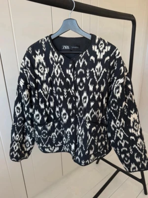 Mönstrad vår jacka från Zara  - Säljer min suuuper snygga och slutsålda jacka från Zara som inte heller går att få tag på längre , super bra skick och perfekt till hösten o vintern ☺️ 