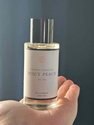 Curiosa - Juicy Peach 50ml - Curiosa - Juicy Peach 50ml. Har använt ca 3ml, parfymen har stått mörkt o svalt☺️ God persikodoft men passade inte riktigt mig och den va inte som jag förväntade mig. 