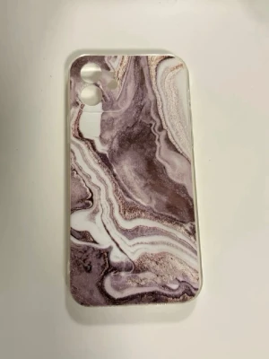 Marmor mobilskal till iPhone 12 – Aldrig använt - Superfint mobilskal till iPhone 12 med ett elegant marmormönster i beige, vit och bruna nyanser. Skalet är helt oanvänt och ger både ett stilrent utseende och bra skydd mot repor och vardagligt slitage. ✨ Perfekt för dig som vill ge din mobil ett lyxigt och trendigt utseende till ett bra pris!  💌 Hör gärna av dig vid frågor eller kika in mina andra annonser – paketpris finns vid köp av flera saker! 💕
