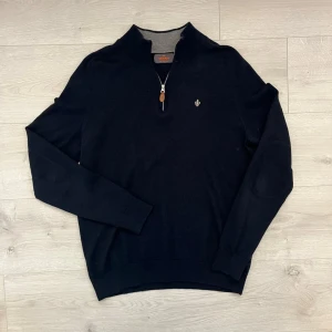 Mörkblå Morris tröja - Säljer en stilren half-zip från Morris i marinblå färg. En klassisk och tidlös tröja som passar lika bra till vardag som lite finare tillfällen.  • Storlek: L (passar även M riktigt bra) • Färg: Marinblå • Skick: Mycket fint skick • Half-zip med broderad Morris-logga • Armbågslappar för en klassisk och stilren look • Perfekt att bära över en skjorta eller t-shirt • Enkel att matcha med jeans eller chinos