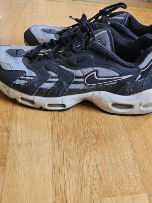 Nike Air Max 96 II ”Cool Grey” – Storlek 47.5 (US 13) - Riktigt feta Nike Air Max 96 II i färgen Cool Grey/Anthracite (DC9409-001) 🔥 En chunky retro-sneaker med perfekt 90-tals/Y2K-look.Sulan: Perfekt skick och superstark. Har fått en naturlig, gulnad vintage-ton (oxidation) som bara ger en fetare retrokaraktär!Air-bubblor: Helt intakta, fasta och som nya.Övrigt: Rent och bra brukskick. Finns lite skavt tyg på insidan av hälarna samt normalt slitage på ovandelen.Avgör själv!