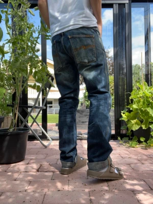 BLÅ NUDIE JEANS  - Säljer ett par blå Nudie jeans i prima skick förutom två slitningar på knäna. Jag kan fixa dem vid lite mer pengar men annars så tycker jag själv att det är snyggare med dem✌️längd 106 midja 42cm