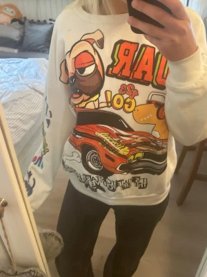 Mönstrad långärmad tröja - I mycket bra skick, storlek XS från Shein. Coola tryck💙🤩