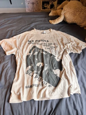 Sex Pistols t-shirt  - T-shirt med tryck av bandet Sex Pistols. Använd fåtal gånger. Märkena vid kragen är inte slitage.