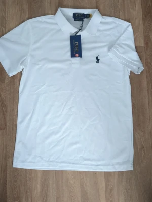 Raulph Lauren Tshirt - Storlek M helt ny 