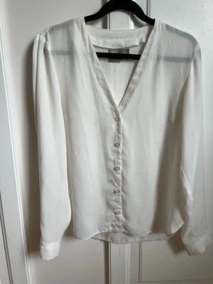 Blus - Asos - Vit blus från Asos i chiffongliknande material. Storlek 32. I fint skick! 🌸