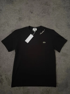 Lacoste t-shirt - Helt oanvänd 10/10. Storlek Xs men passar oxå på Small