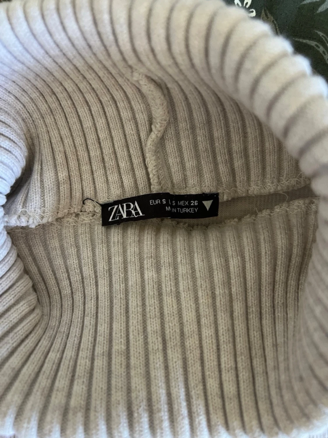 Beige ribbad polotopp från Zara - 1