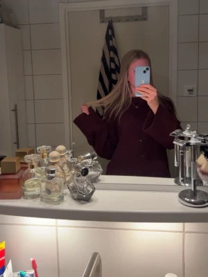 Vinröd stickad tröja från Lager 157 - Mysig vinröd stickad tröja från Lager 157 med rund hals och breda ärmar. En lite oversized tröja i storlek S.