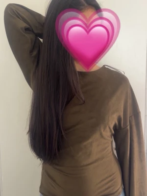 Olivgrön långärmad assymmetrical topp accepterar bud 💕 - Snygg olivgrön långärmad tröja i mjuk sammetsliknande material. Tröjan har rund halsringning och en lätt figursydd passform med diskreta veck i sidan. Perfekt för en trendig och avslappnad look.