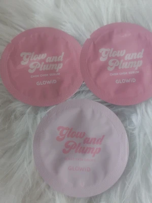 2 Glowid 'Chok Chok Serum + 1st Glowid  Glass Skin Drops - Tre serumprover från Glowid  Två 'Chok Chok Serum och en Glass Skin Drops'. . Perfekt för dig som vill testa koreansk hudvård. Eller ha med på resan 🌸 ser gärna mina andra försäljningar också ❤️