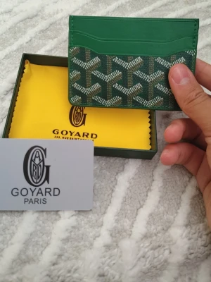Grön korthållare från Goy4ard  - Snygg grön korthållare k.