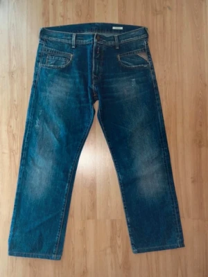 Replay jeans  - Säljer ett par jeans från Replay, modell Gybson. Jeansen har en klassisk blå färg men små slitningar och rak i modell. Midja 45cm, längd 93cm. OBS uppsydda för att passa L30 men utgå från måtten och ej storlekslappenJAG SKICKAR EJ FLER BILDER NÄR JAG BÄR JEANSEN! för bättre inblick i passformen rekommenderar jag att googla på modellnamnet. För storleksguide kolla måtten noggrant då jeansen alltid kan vara uppsydda heller krympta och jag ej tar emot returer :)  