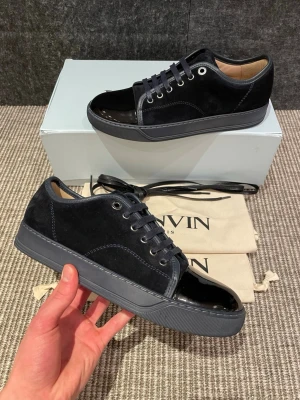 Lanvin skor(nya) - Hej, säljer nu dessa svin snygga lanvin skor. Skorna är i nytt skick! Begränsat antal boxar och dustbag. Hör av dig vid frågor. Super rare mörkblå modell!