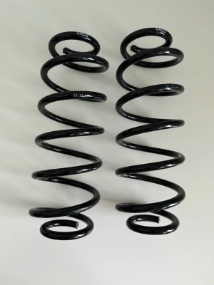 Svarta spiralfjädrar från DACO, för bakaxel - 2-pack helt NYA spiralfjädrar från DACO för bakaxeln. Nypris 467:-för två.   Skickas mot porto, kan även hämtas i Stockholm. 