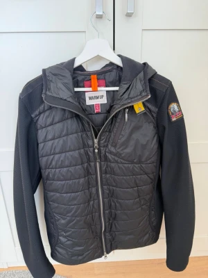 Parajumpers - Parajumpers hybrid nolan jacket. Black color. Size is S it fits true to size. There is a small rip on the left side next to the pocket. Bought from kekäle. I have receipt if needed.