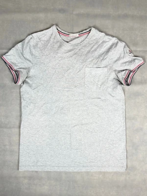 Moncler t-shirt  - Moncler t-shirt | Skick: 8,5/10, enast lite mörkare grå under armarna | Size: S | Färg: Grå | Hör gärna av er vid frågor och funderingar!🤗