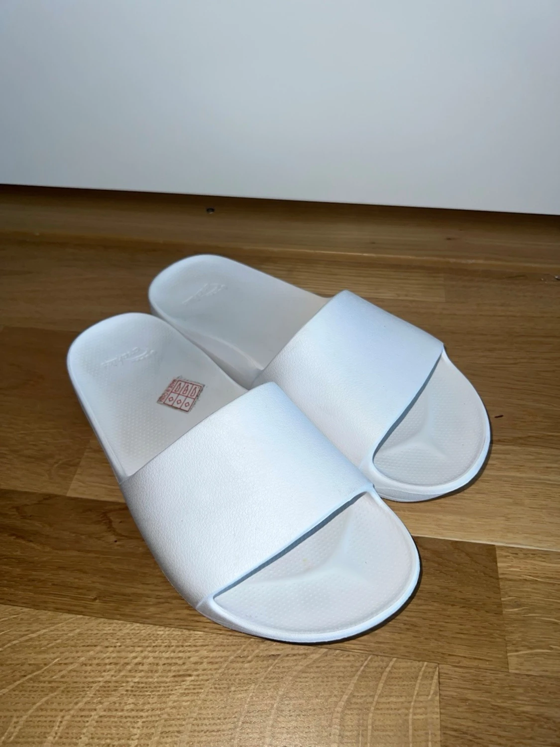 Vita slip-in tofflor från Archie’s