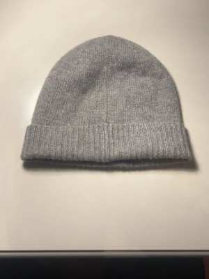 Grå kashmirmössa från Veillas! - En stilren grå mössa gjord i 100% kashmir.🔥Mössan är one size och endast testad 1 gång! | Pris kan diskuteras Hör av er vid frågor!🙌