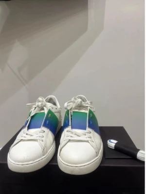Valentino vita sneakers med nitar - FÖRST TILL KVARN!!! Alla tillbehör följer med storlek 41.5