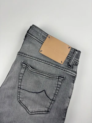 Jacob Cohën Bard jeans - | Säljer ett par Jacob Cohën Bard jeans i riktigt bra använt skick | Storlek: 32 | Hör av dig vid frågor eller funderingar