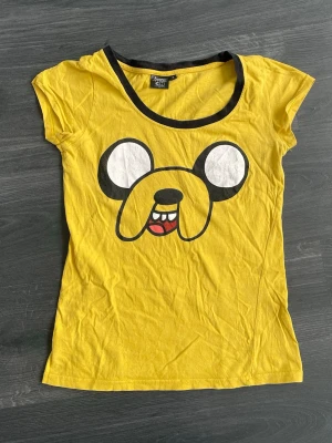 Jake tröja  - Jätte gullig Jake T-shirt! 🐶🔥Säljer eftersom den är lite för liten för mig så om du är intresserad fråga gärna om måtten innnan! ✌️