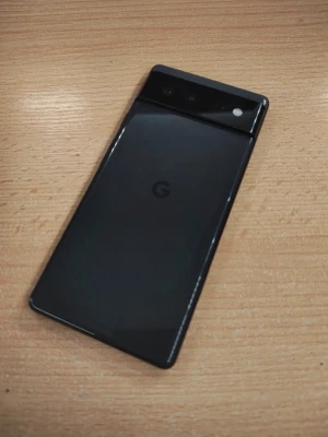 Svart Google Pixel a6 - Säljer en svart Google Pixel Androidmobil med stor skärm och tunn ram. Mobilen har en modern design med rundade hörn och glasmaterial på framsidan. Perfekt för dig som gillar Googles gränssnitt och appar.