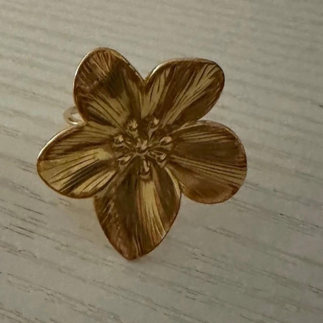 Blomformade ringar i guld och silver - 1