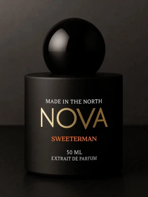NOVA Sweeterman parfym 50 ml - Stilren parfymflaska från NOVA med doften Sweeterman. Flaskan är matt svart med rundad form och stor klotformad kork. Texten är i guld och orange, vilket ger en lyxig känsla. Innehåller 50 ml extrait de parfum.