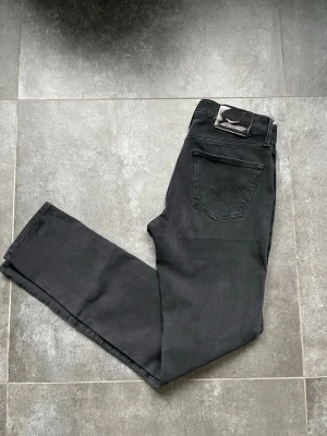 Jacob Cohen jeans  - Tjena, säljer nu dessa riktigt snygga och populära Jacob Cohen jeansen, de är i bra skick, förra ägaren sa att slitningarna är i modellen, storlek 28, model kimberly, väldigt små fickor, modellen på bilden är 180 cm och väger 64 kg, hör av er vid frågor och funderingar🙌🤝 