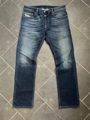 Diesel jeans - Diesel jeans i rak modell, W31 L30